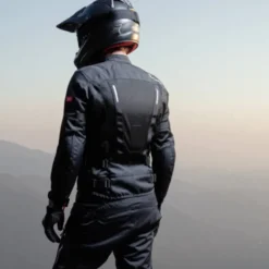 Il Nostro Outfit - Casco Givi X.30, Giacca Spidi Tech Armor Nero con Guanti Revit Offtrack