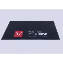 Tappetino Da Moto Sw-Motech 2,0X1,0 M. Rettangol. Nero. Stampa Bianco/Rosso.